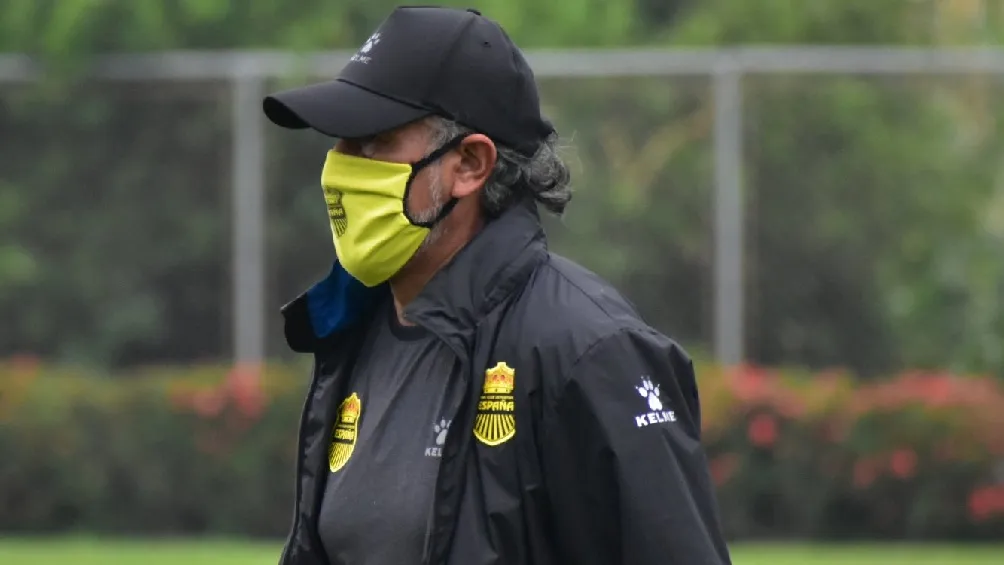 Raúl Gutiérrez dirigiendo a Real España de Honduras