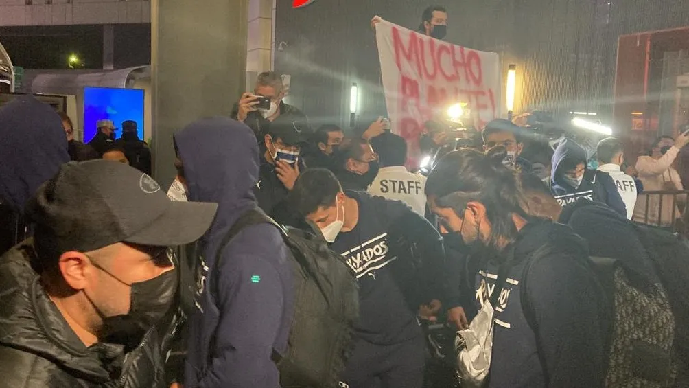 Rayados de Monterrey es recibido con protestas de aficionados