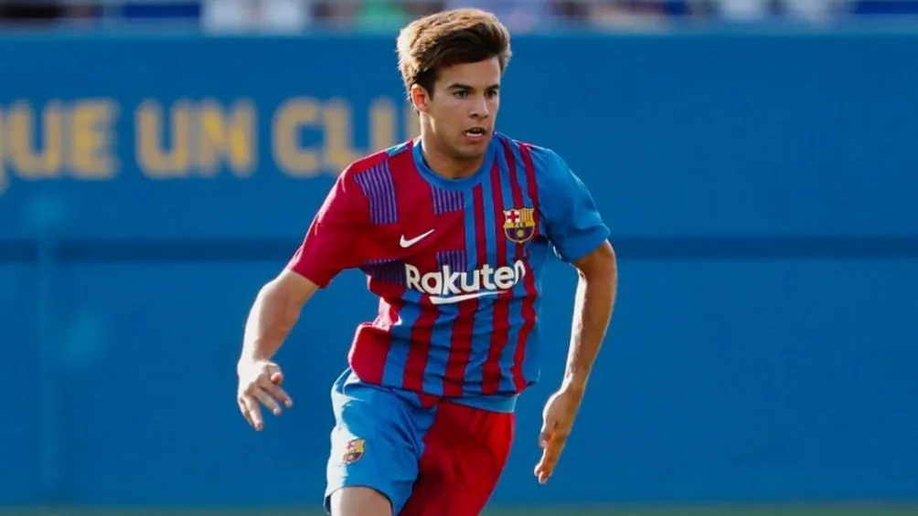 Riqui Puig jugando partido en las inferiores del Barcelona