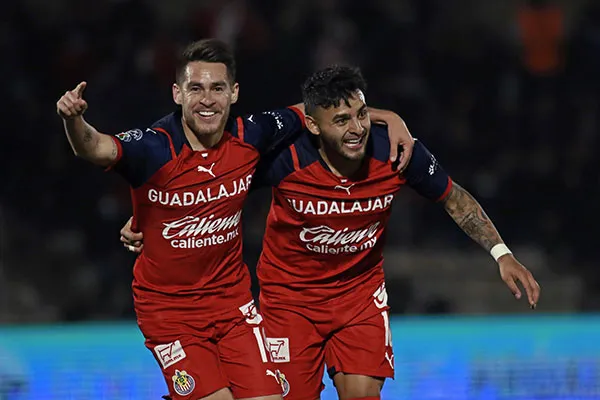 Alexis festeja con el Canelo Angulo