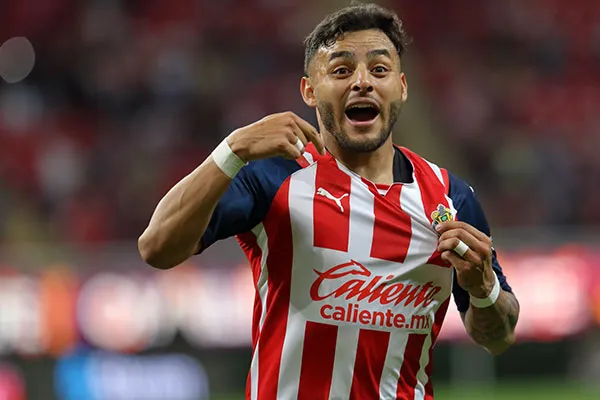 El atacante muestra su playera de Chivas en un festejo