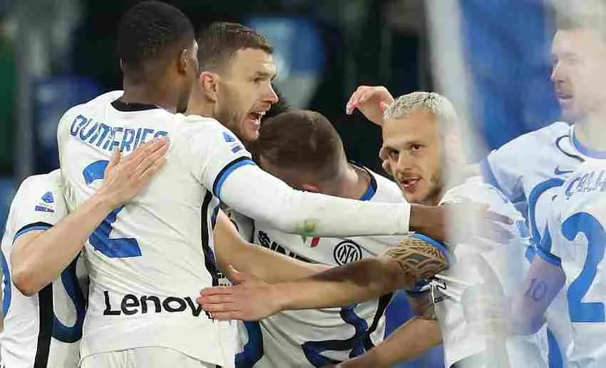 Inter de Milan celebrando su gol vs Napoli