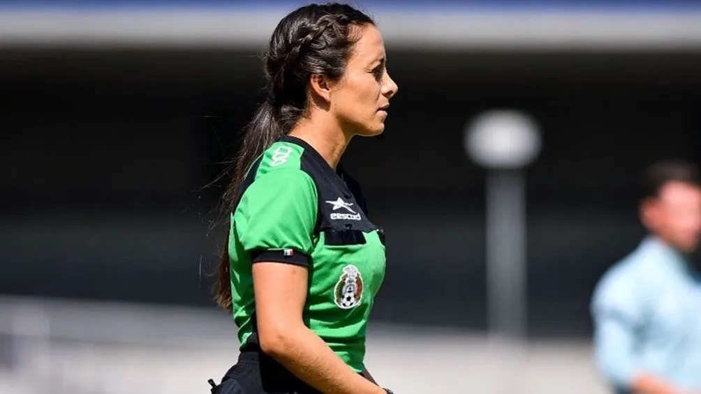 Valeria Andrade como árbitra asistente en partido de Liga MX Femenil