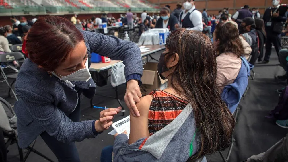 Mujer recibiendo la vacuna contra el Covid-19