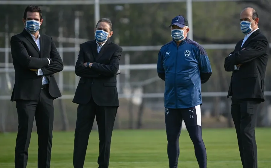 Directiva de Rayados con el Vasco