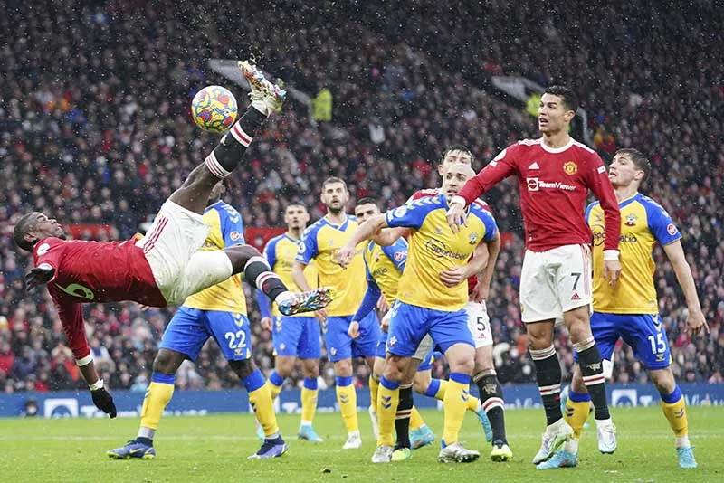 Pogba intenta un remate ante el Southampton