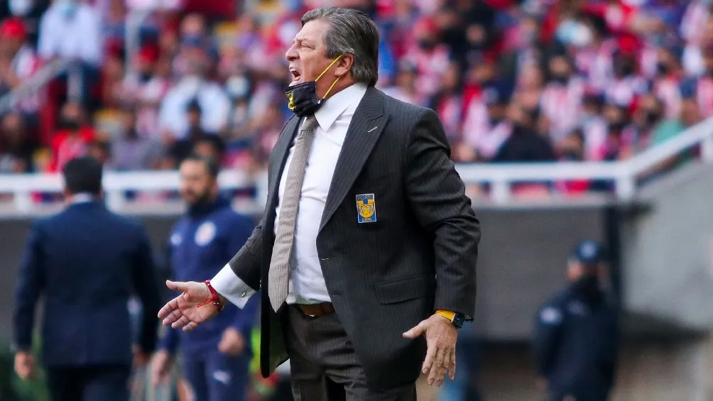 IMAGO7 Miguel Herrera dirigiendo a Tigres en partido ante Chivas