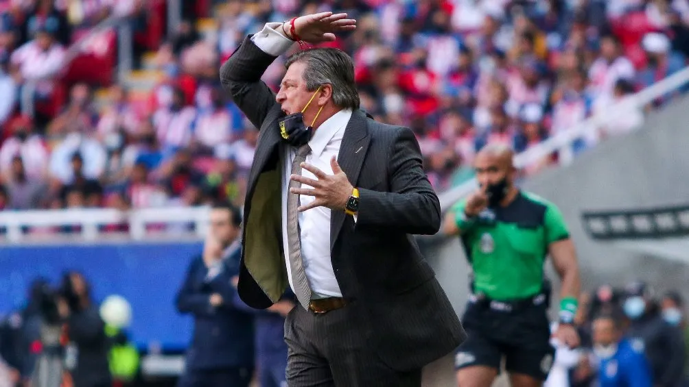 IMAGO7 Miguel Herrera dirigiendo a Tigres en partido ante Chivas