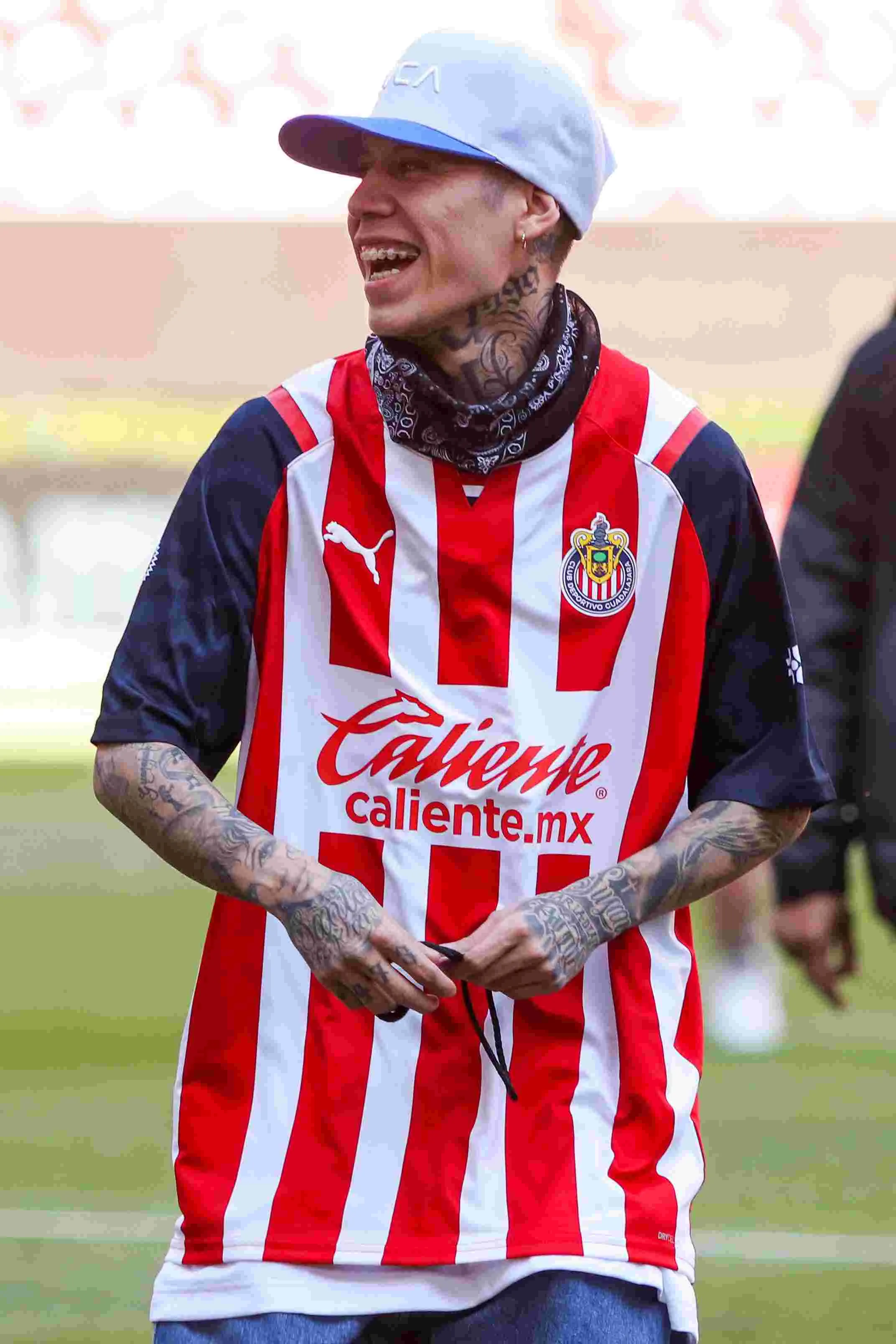 Santa Fe Klan posando con la playera de Chivas en el Estadio Akron