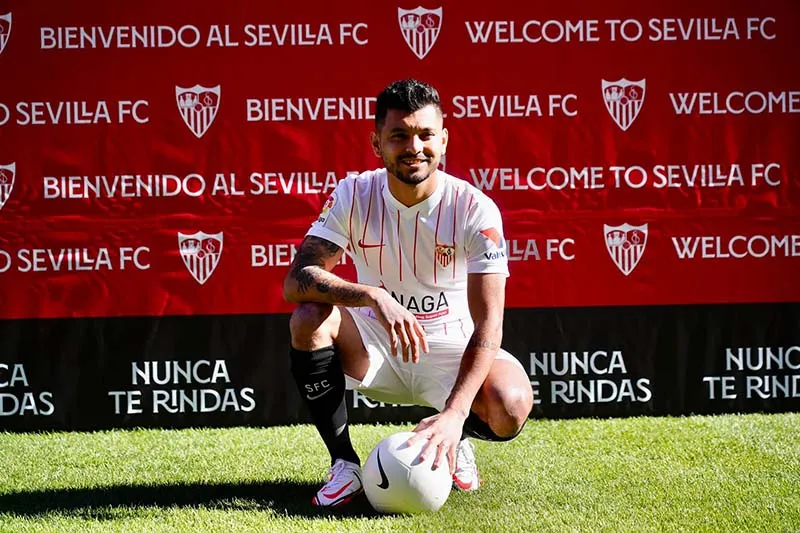 Tecatito Corona durante su presentación con el Sevilla