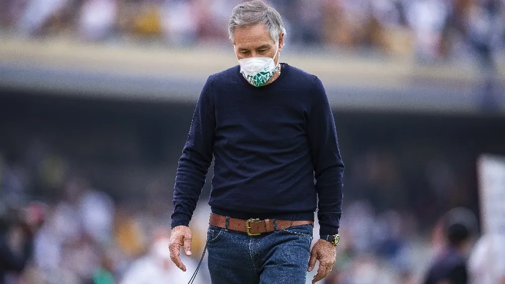 Ariel Holan dirigiendo a León en partido de Liga MX ante Pumas