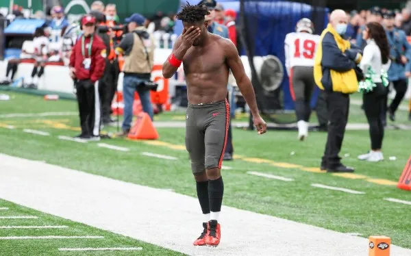 Antonio Brown sale de partido