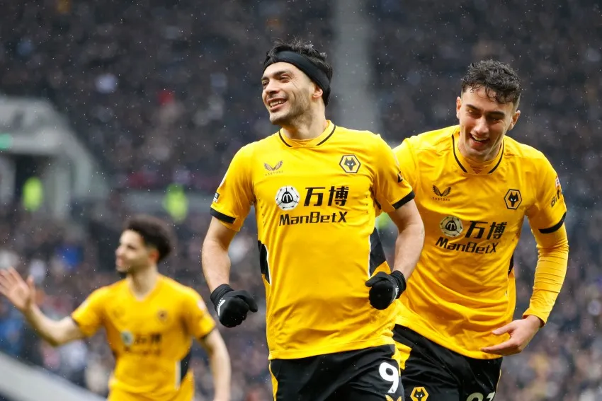 Raúl Jiménez celebrando su gol ante los Spurs