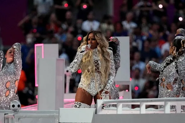 Mary J. Blige en el medio tiempo del Super Bowl LVI