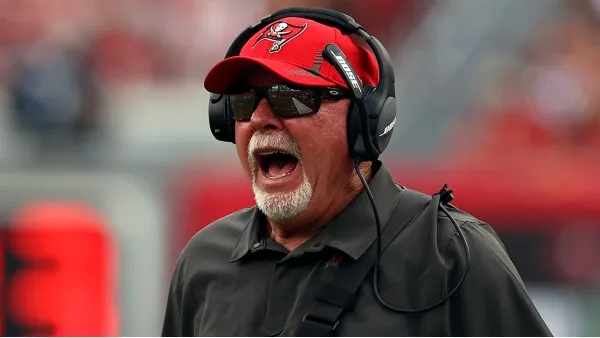 Bruce Arianas en acción