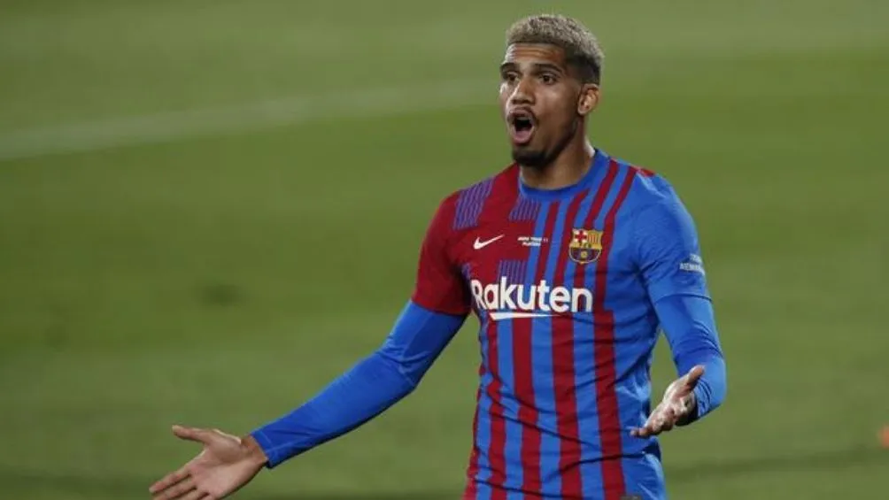 Araujo en un partido con el Barcelona