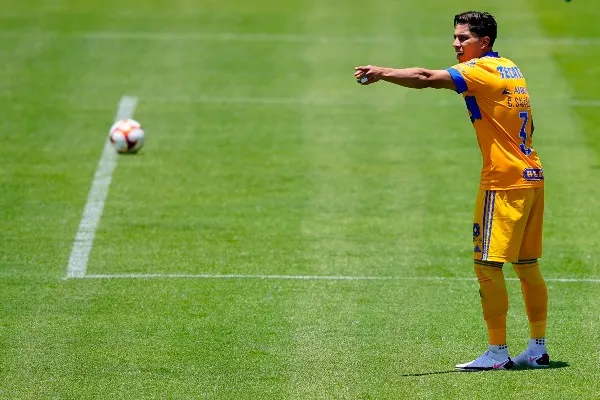 IMAGO7 Carlos Salcedo en acción con Tigres