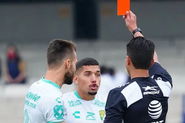 IMAGO7 Federico Martínez recibe la roja