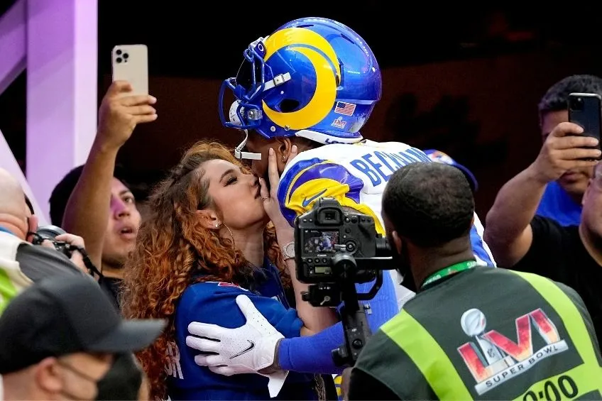 Odell Beckham Jr con su esposa previo a un partido