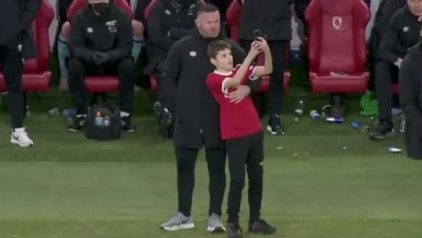 Wayne Rooney junto al aficionado del Manchester United