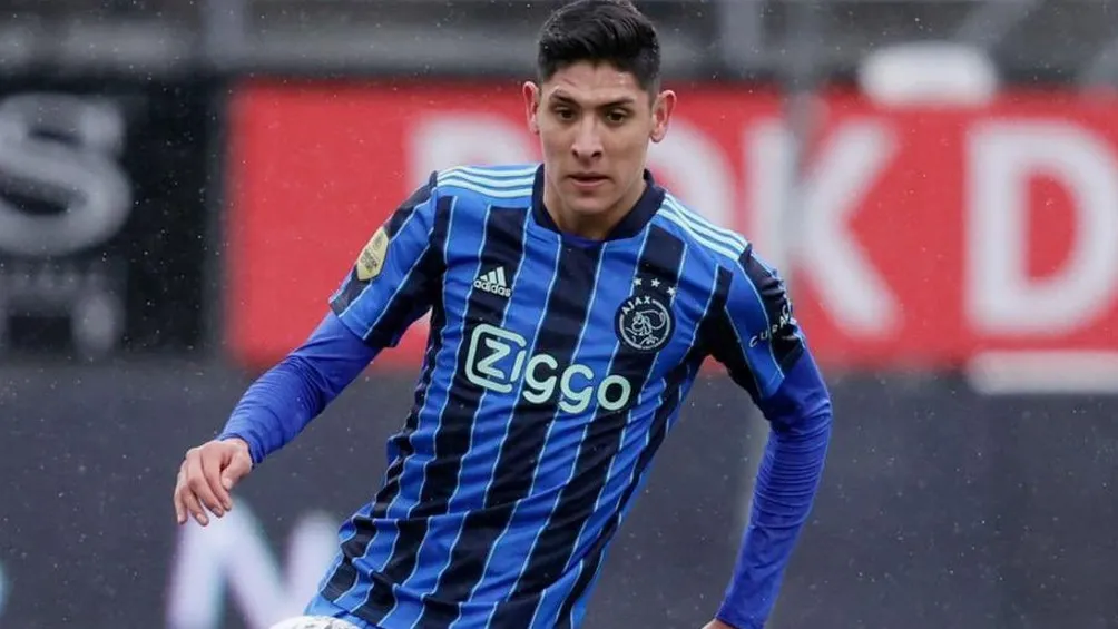 Edson Álvarez jugando partido con el Ajax