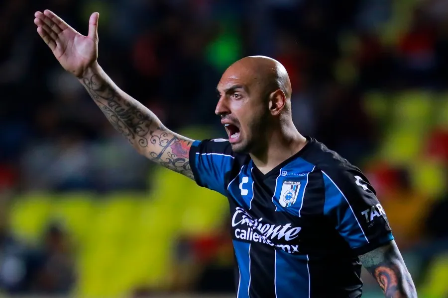 IMAGO7 Ariel Hanuelpán durante un partido con Querétaro