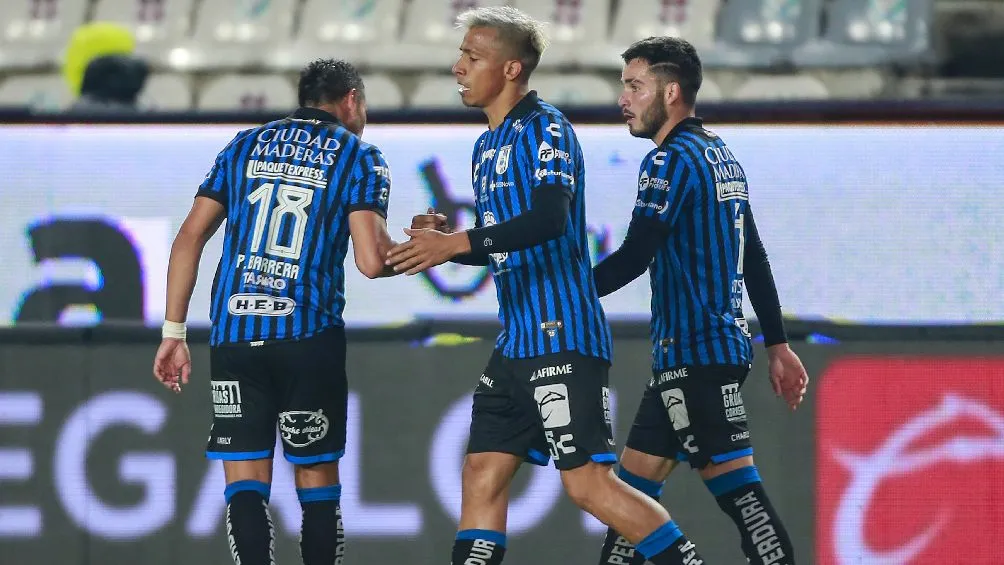 Jugadores de Querétaro celebrando anotación ante Pachuca