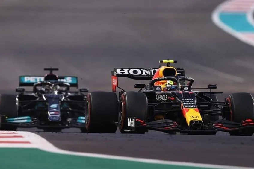 Checo Pérez durante una carrera