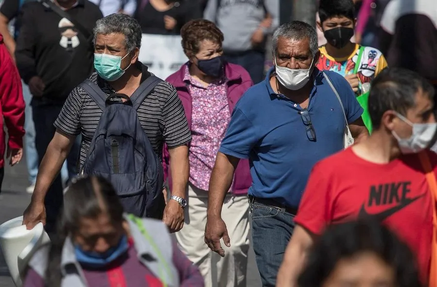 Habitantes de la Ciudad de México con cubrebocas