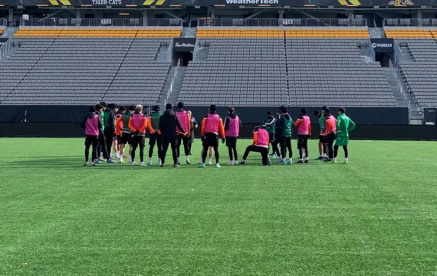Jugadores del Forge FC en entrenamiento