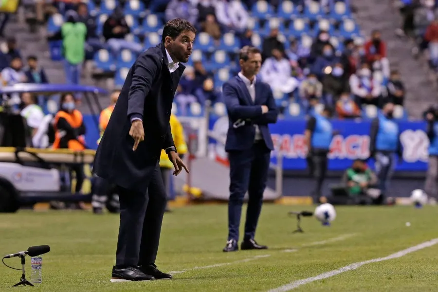 IMAGO7 Nicolás Larcamón durante un partido con Puebla