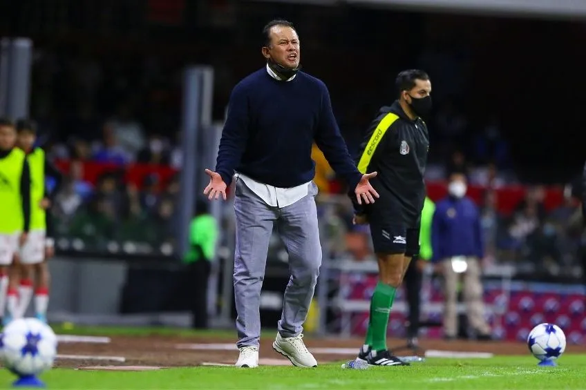 Juan Reynoso dirigiendo al Cruz Azul