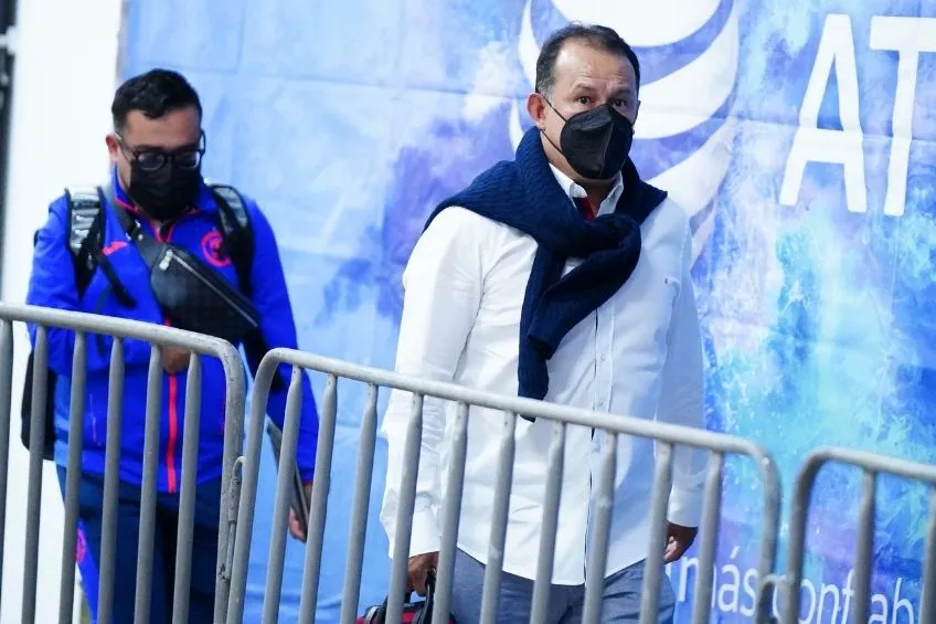 Juan Reynoso en su llegada al estadio