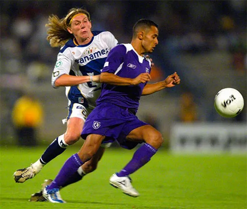 CONCACAF La disputa por el balón en la Final de 2005