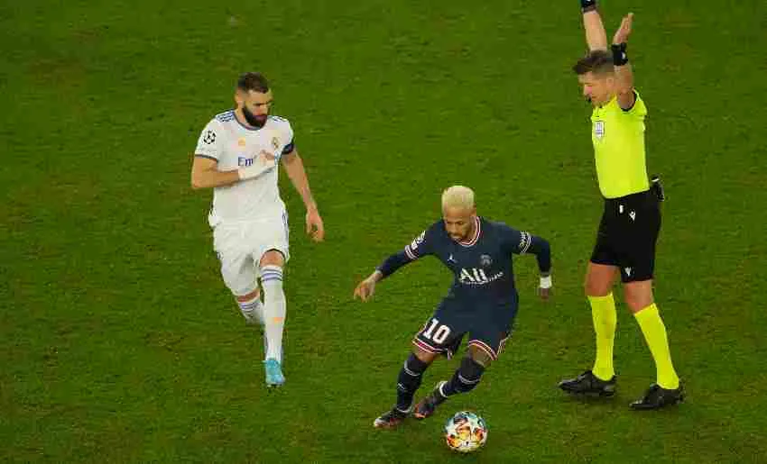 Daniel Orsato, Neymar y Benzema durante el partido