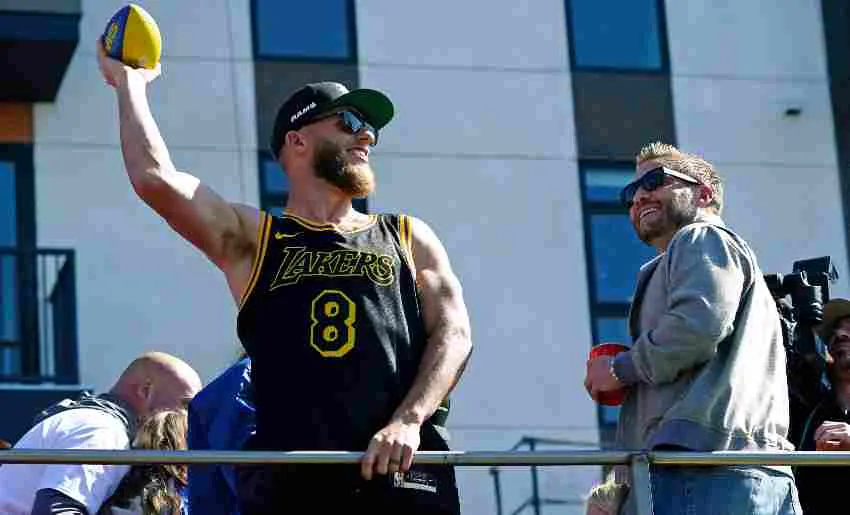 Kupp con el jersey de Kobe Bryant