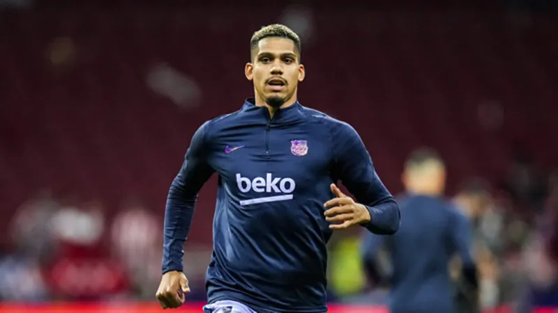 AP Ronald Araújo durante un duelo con el Barcelona