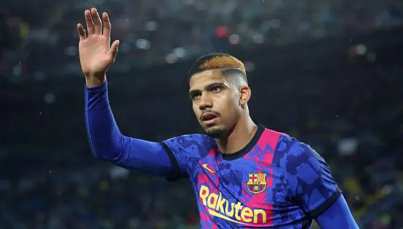 AP Ronald Araújo durante un duelo con el Barcelona