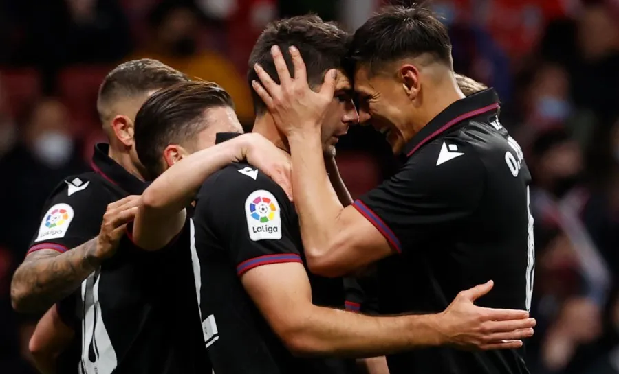 Gonzalo Melero celebra gol con sus compañeros
