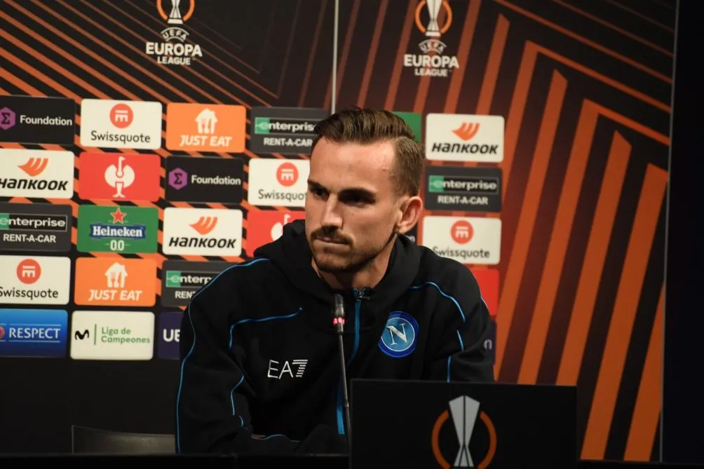 Ruíz en rueda de prensa con Napoli, previo al duelo de la Liga de Europa