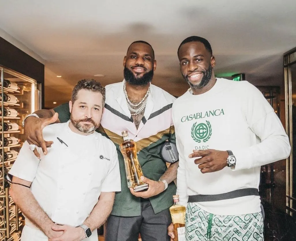 LeBron posterior al partido, con promoción de un nuevo tequila