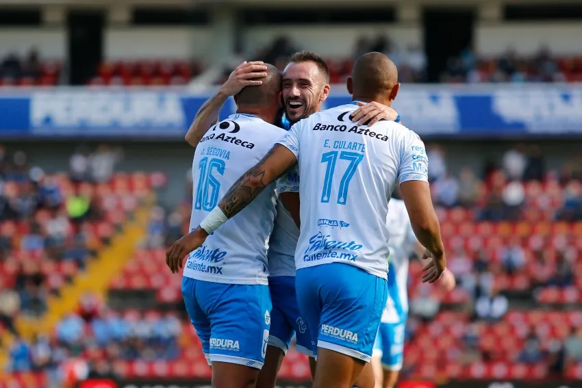Jugadores del Puebla celebrando un gol a favor