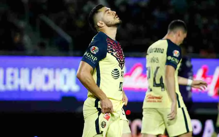 Henry Martín lamentando un fallo ante Mazatlán