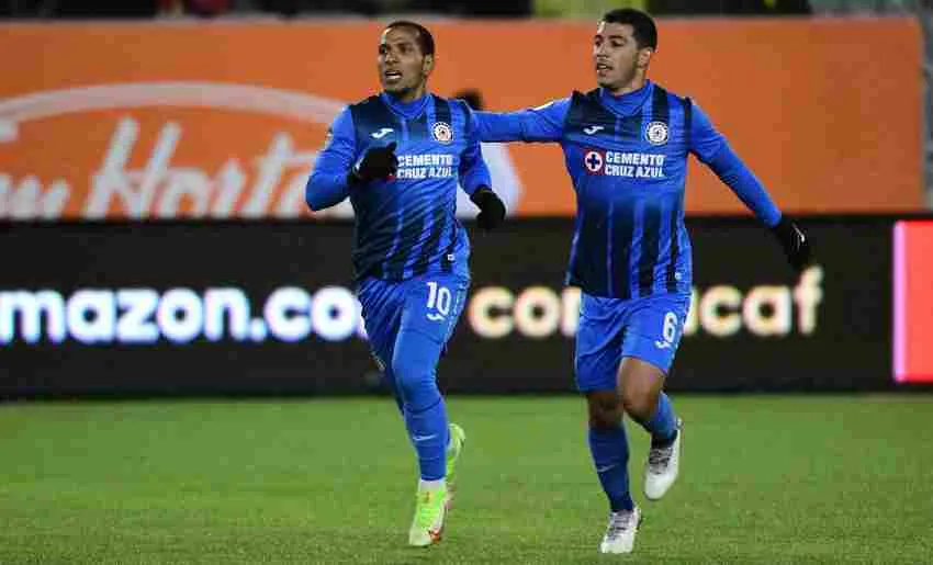 Otero celebrando su gol con Erik Lira