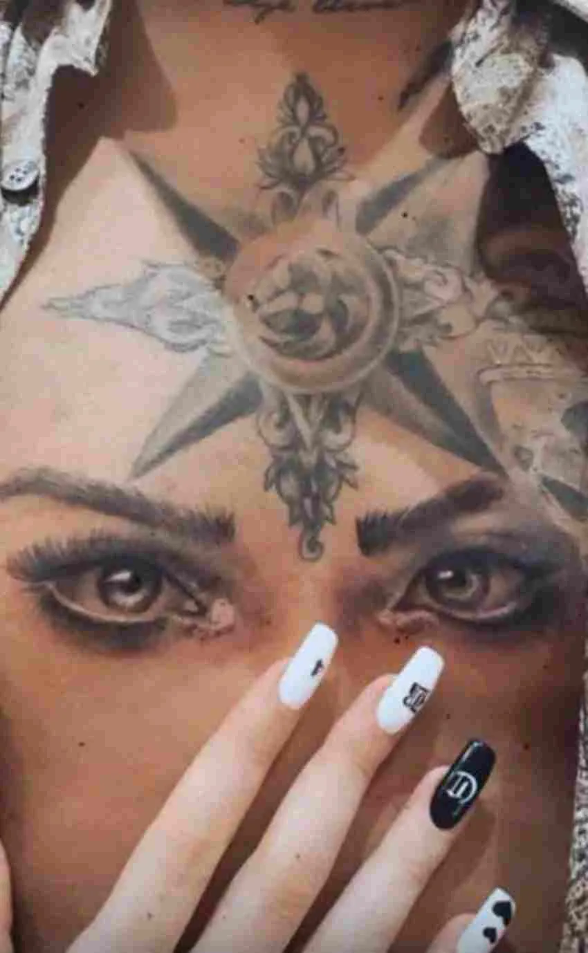 ESPECIAL Tatuaje de los ojos de Belinda en el pecho de Nodal