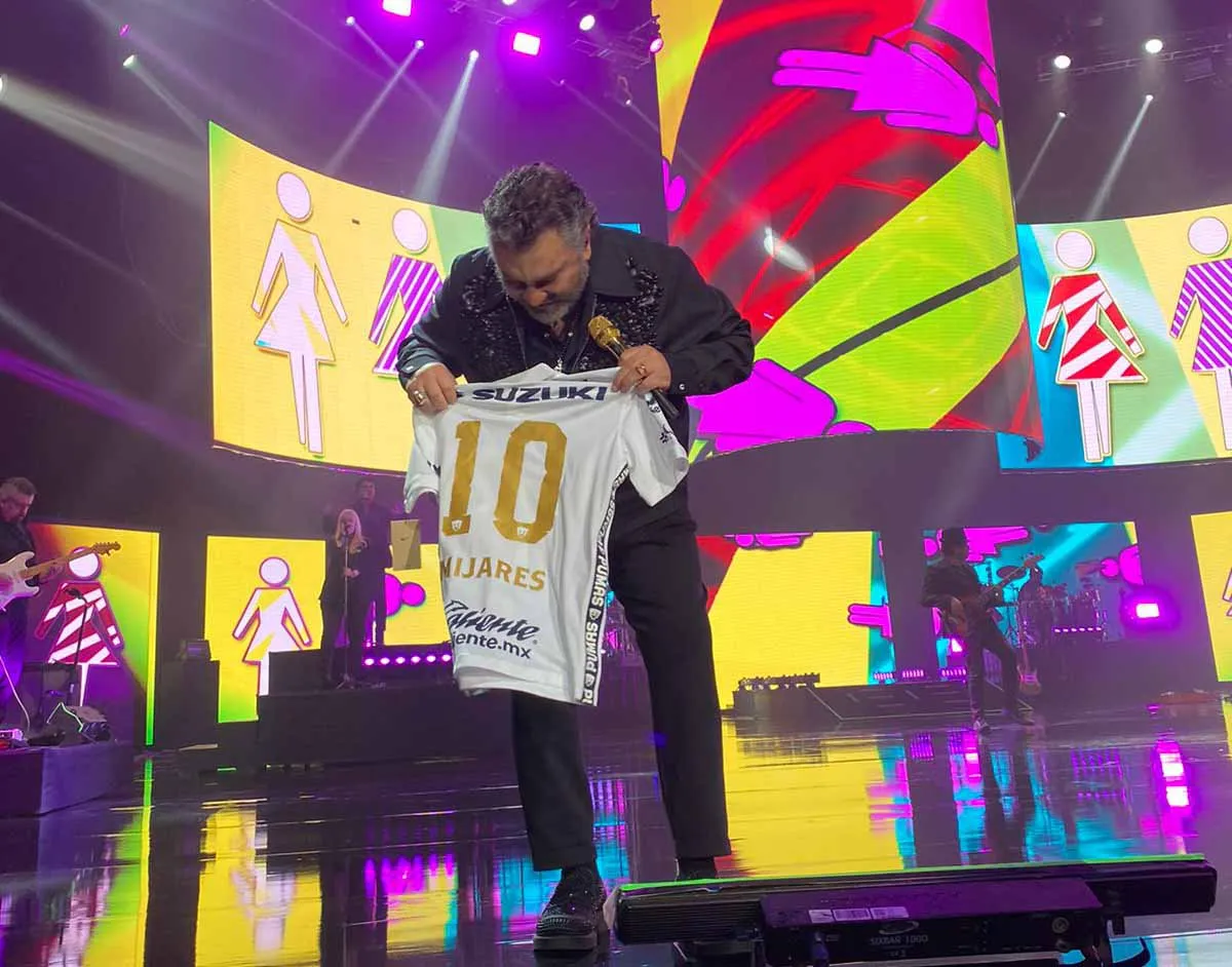 Mijares, feliz tras recibir jersey de Pumas