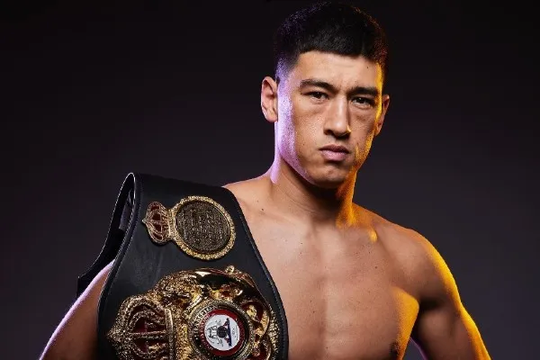 INSTAGRAM @bivol_d Dmitry Bivol posa con cinturón