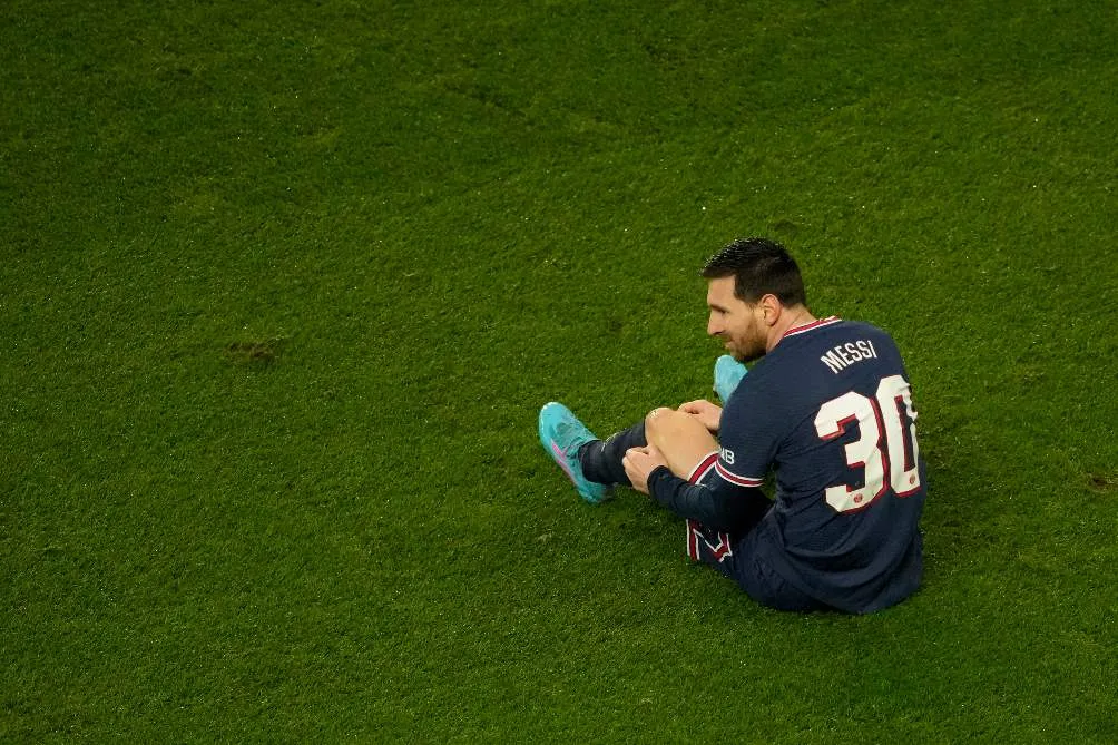 Leo falló un penal a favor del París