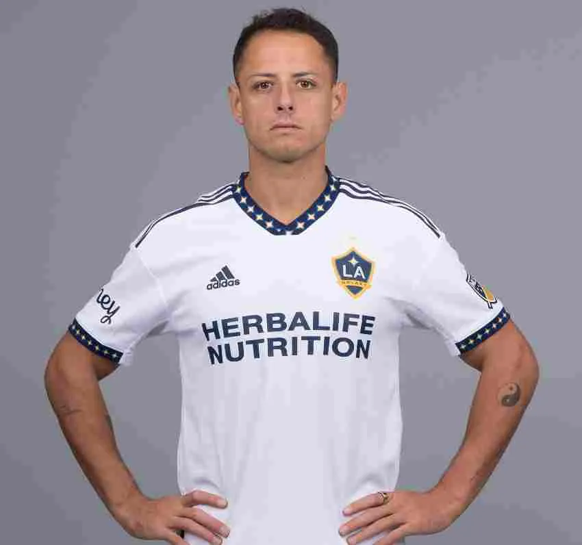 Javier Hernández con la nueva playera de LA Galaxy