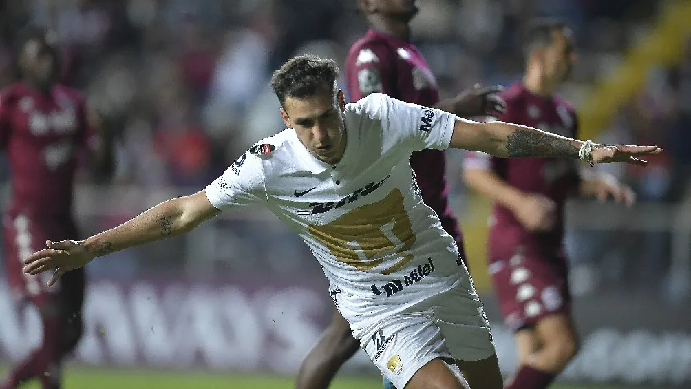 Juan Ignacio Dinenno festejando gol con Pumas ante Saprissa